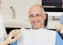 Mann während der Behandlung der Weisheitszähne